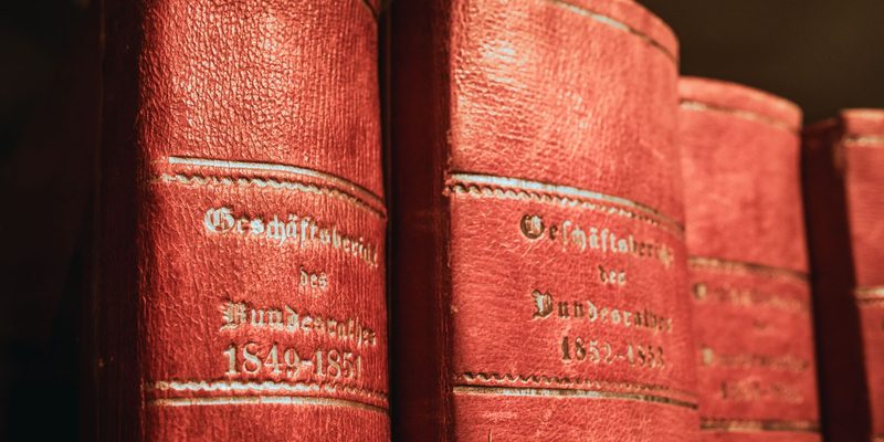 Tomos encuadernados de legislación en una estantería — derecho civil