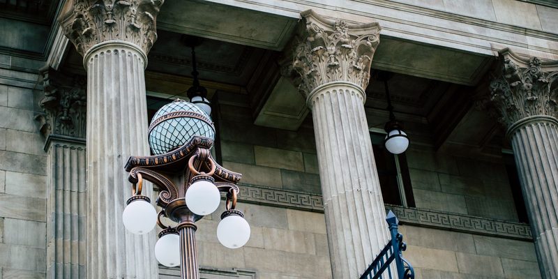 Columnas clásicas en la fachada de un edificio judicial — derecho penal
