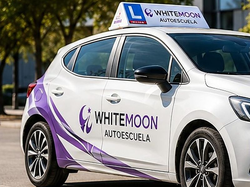Coche de autoescuela WhiteMoon con placa L aparcado en la calle