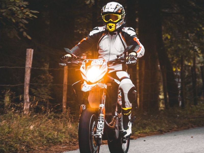 Alumno de autoescuela practicando con moto y equipación completa