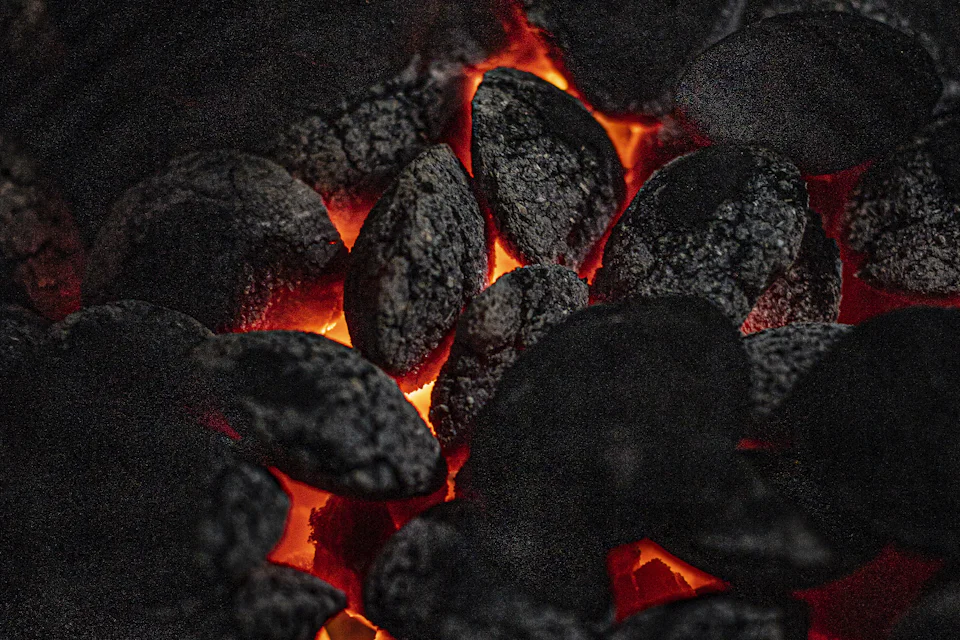 Briquetas de carbón encendidas