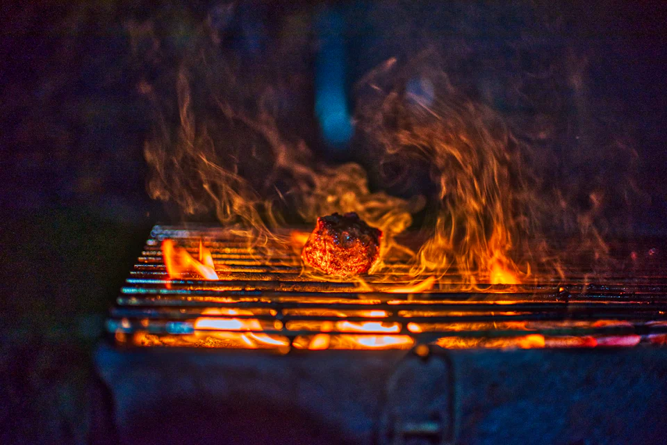 Parrilla con brasas encendidas