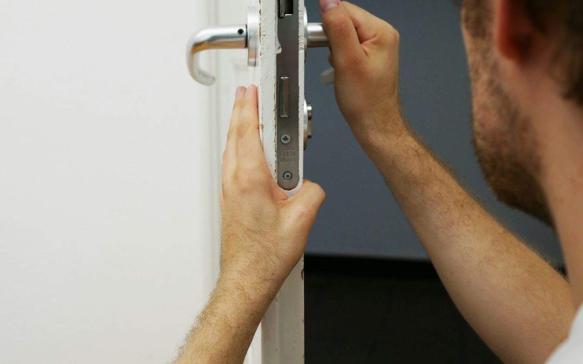 Cerrajero instalando una cerradura de alta seguridad en una puerta
