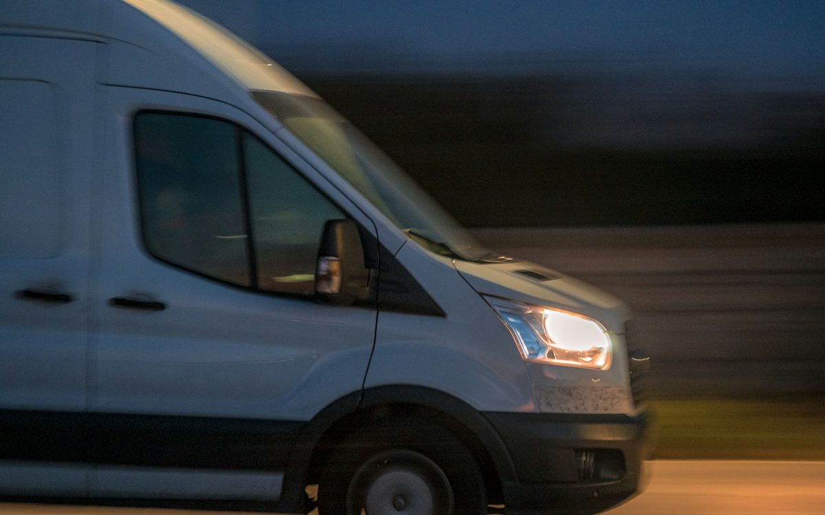 Furgoneta del servicio de cerrajería a domicilio en ruta por la zona noroeste