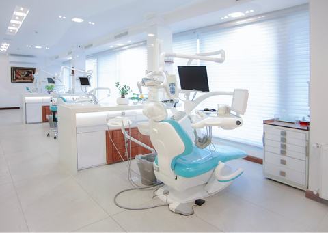 Gabinete dental de WhiteMoon Dental: sillón, luz cenital y equipo de rayos en una sala luminosa