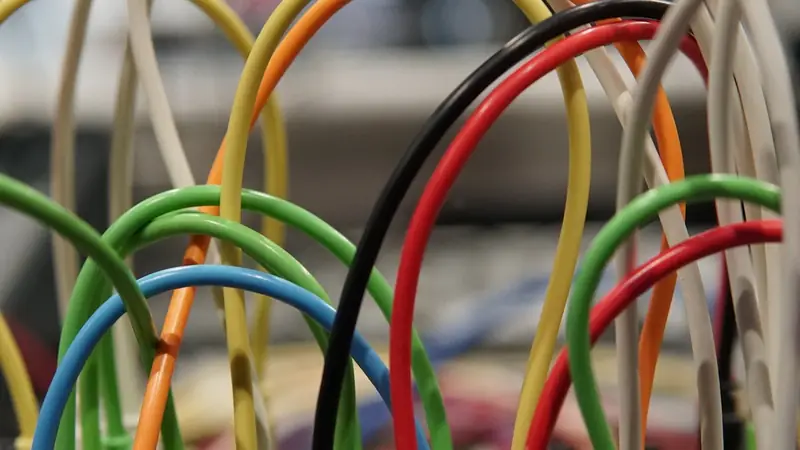Cableado eléctrico de colores en una instalación