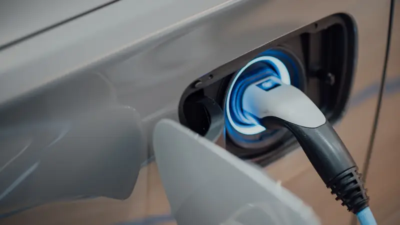 Punto de recarga conectado a un coche eléctrico