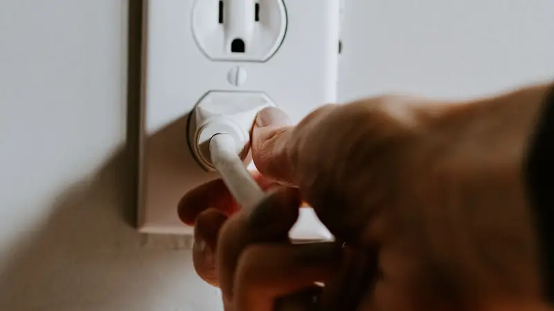 Electricista instalando un mecanismo eléctrico