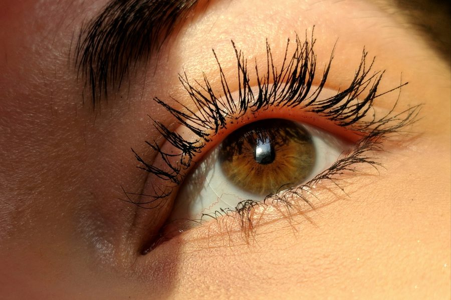 Primer plano de un ojo con las pestañas curvadas tras un lifting