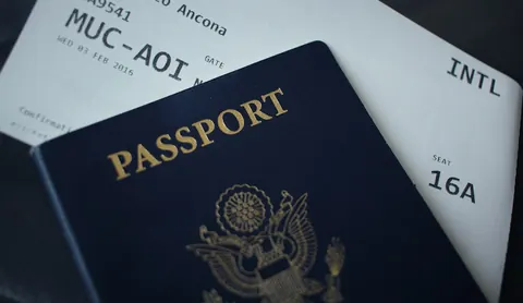 Pasaporte sobre documentos de viaje impresos