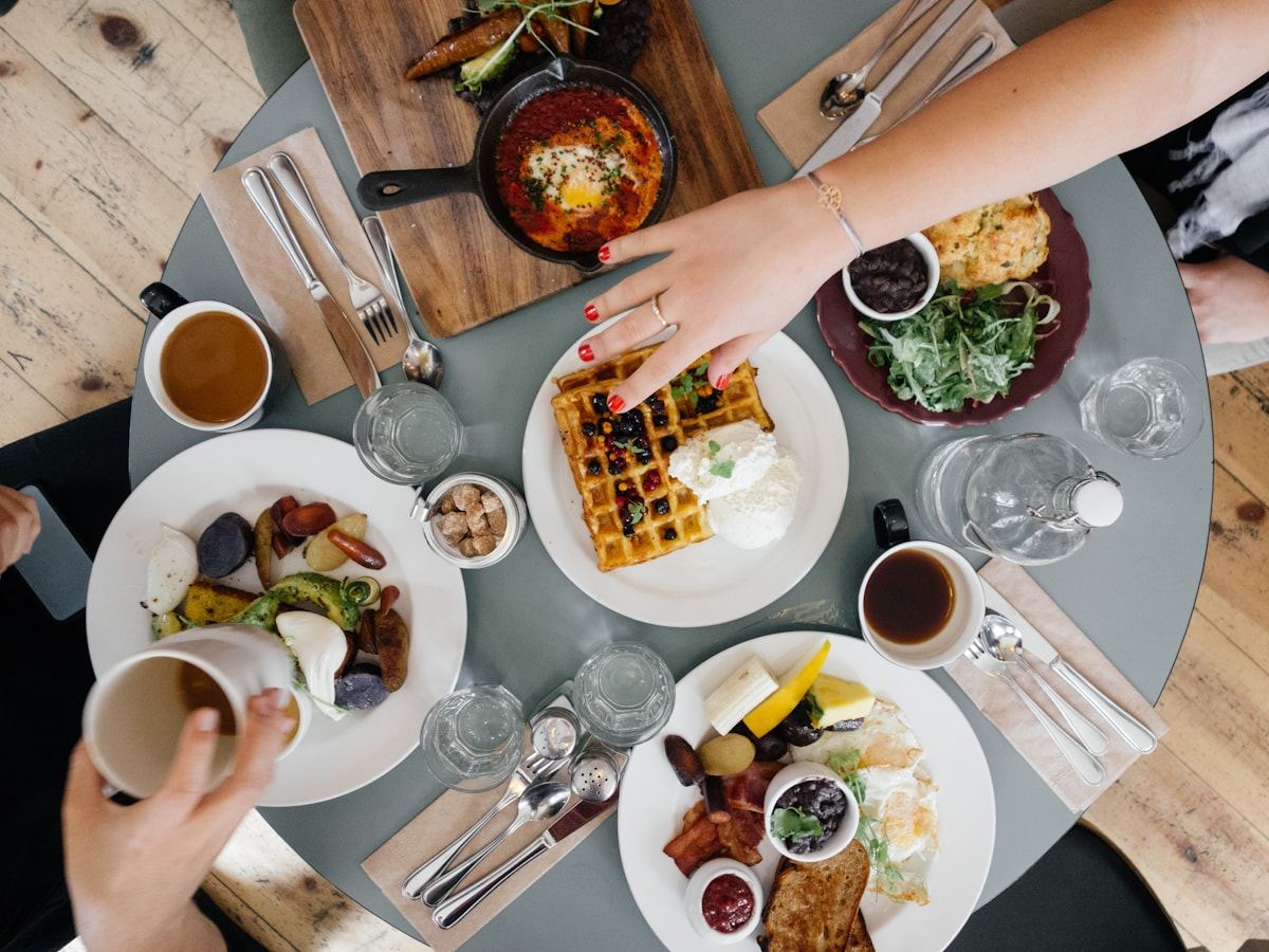 Mesa compartida durante una experiencia gastronómica a domicilio