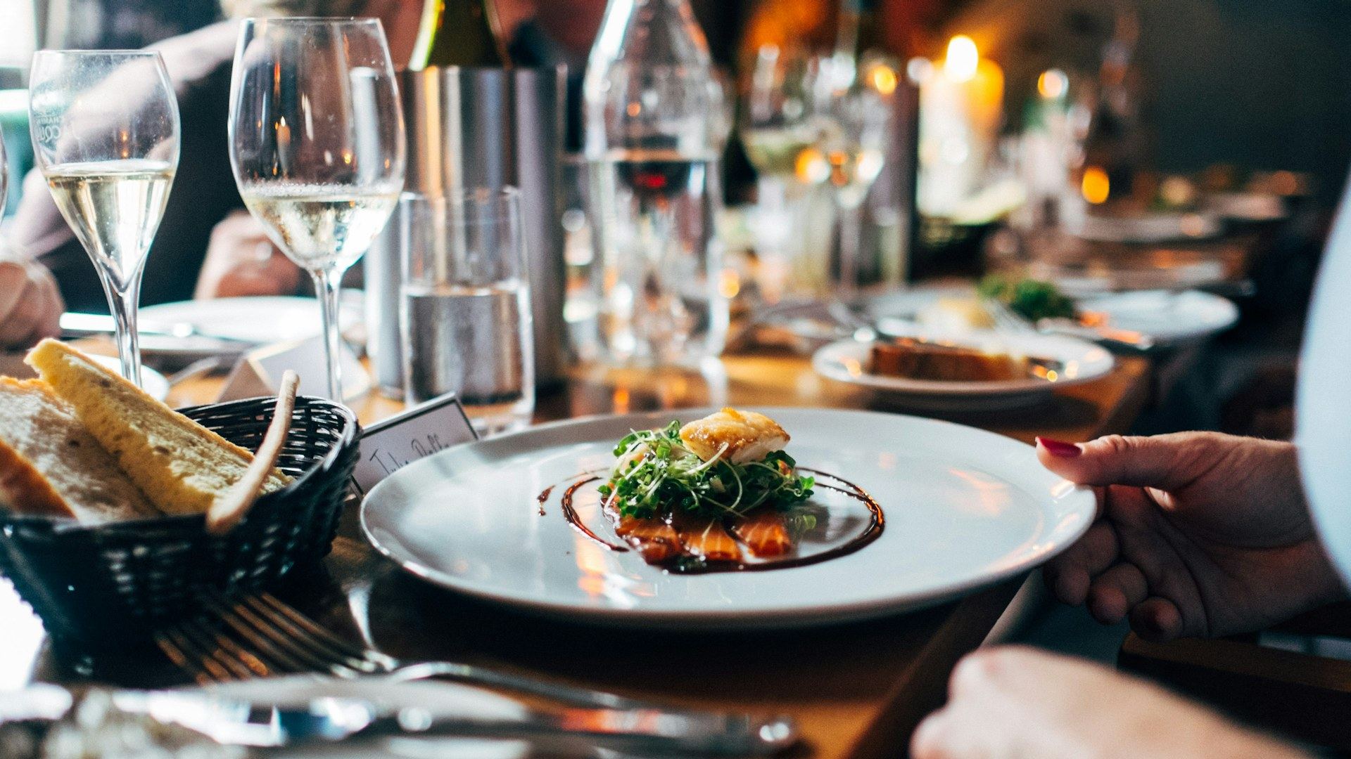 Mesa servida en una experiencia gastronómica a domicilio