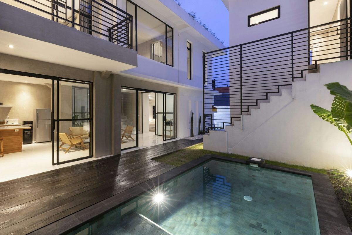 Villa moderna de dos plantas con piscina exterior y grandes ventanales