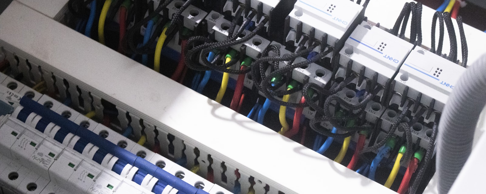 Cuadro eléctrico con magnetotérmicos y cableado ordenado en una vivienda