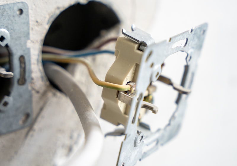 Toma de corriente y cableado en la pared durante una reparación eléctrica