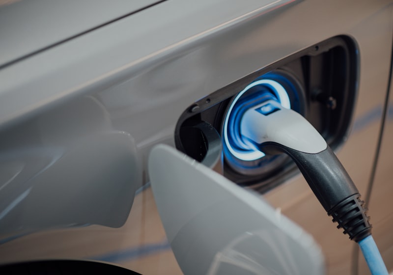 Conector de recarga enchufado a un coche eléctrico