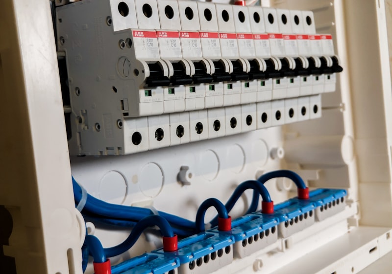 Cuadro eléctrico con magnetotérmicos y diferenciales bien cableados