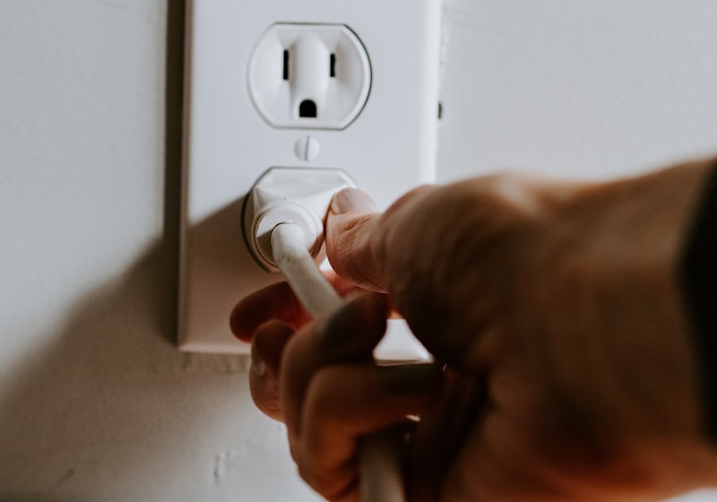Instalación de un enchufe eléctrico en la pared de una vivienda