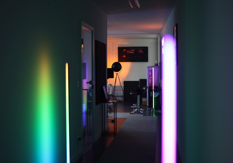 Iluminación LED de colores instalada en un pasillo