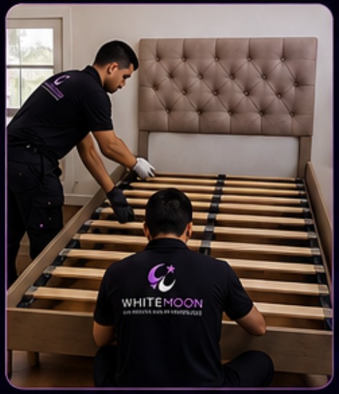 Operarios de WhiteMoon montando una cama en el destino de la mudanza