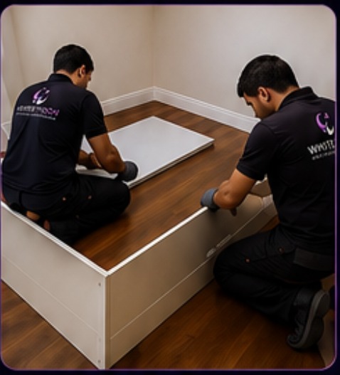 Operarios de WhiteMoon montando un mueble en una vivienda