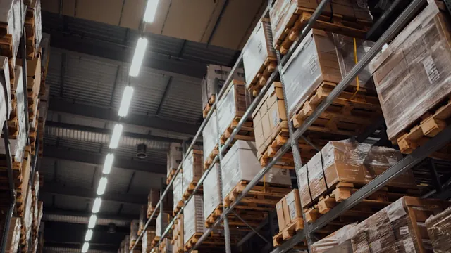 Almacén de guardamuebles con cajas apiladas en estanterías
