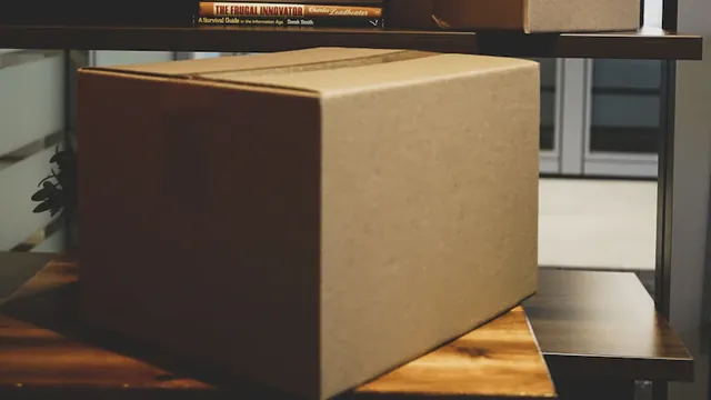 Caja de cartón sobre una mesa en el traslado de una oficina