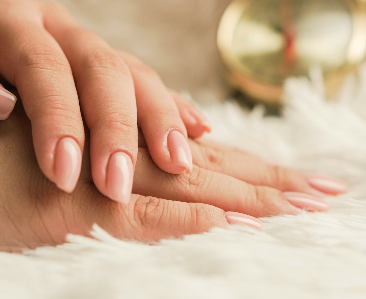 Después: manos con uñas naturales cuidadas, en tono nude