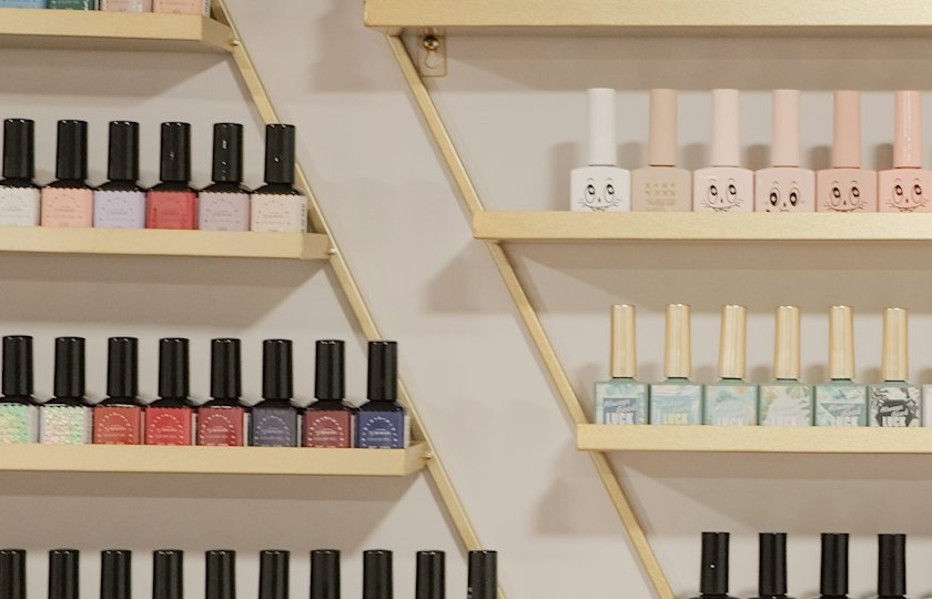 Estanterías de pared llenas de esmaltes de colores