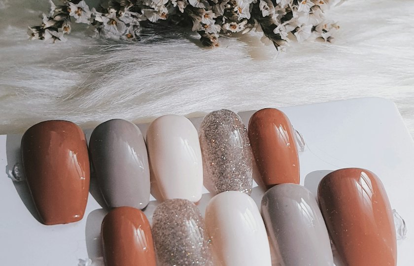Muestrario de uñas en tonos nude, gris, blanco y purpurina