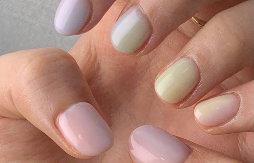 Uñas cortas pintadas en distintos tonos pastel