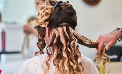 Melena larga con ondas trabajada por detrás con pinzas de sección