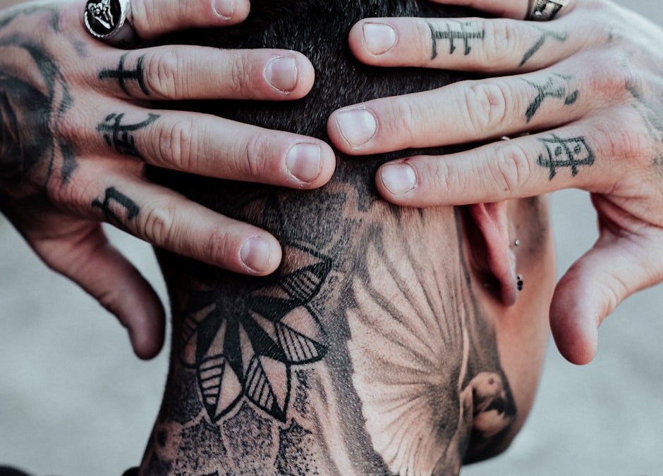 Nuca con un tatuaje ornamental de puntillismo en negro