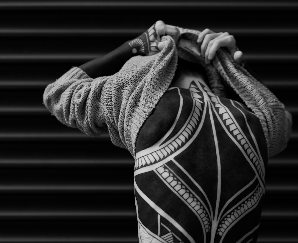 Espalda con un gran tatuaje blackwork geométrico, en blanco y negro