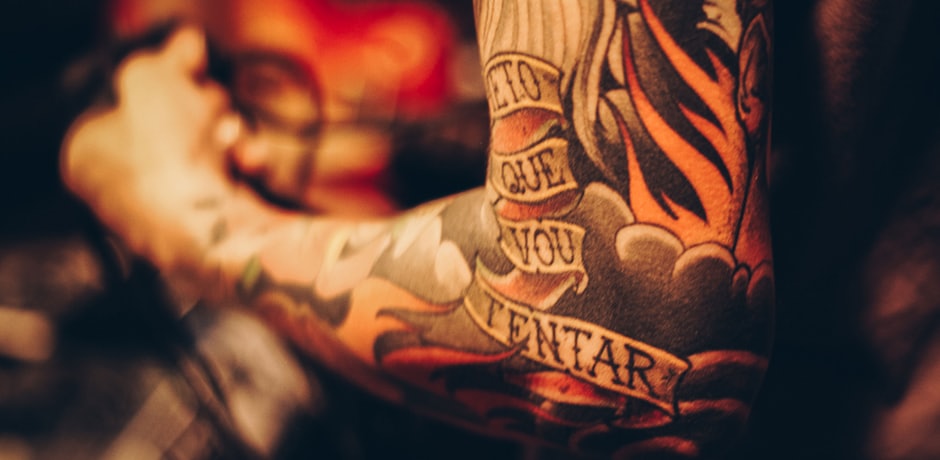 Antes: antebrazo con un tatuaje antiguo de lettering