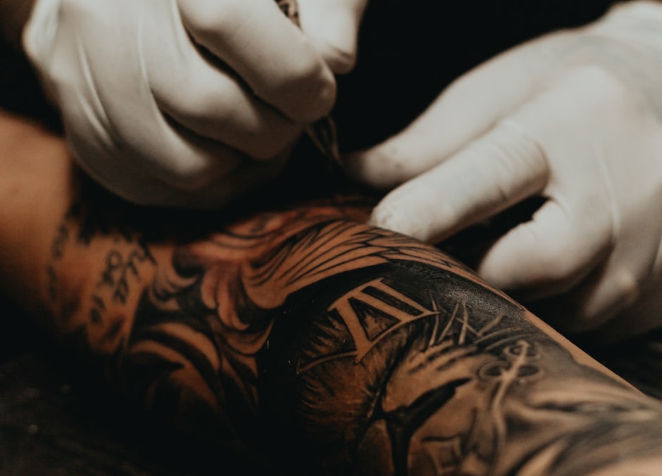 Sesión de cobertura: tatuando encima de un brazo ya tatuado