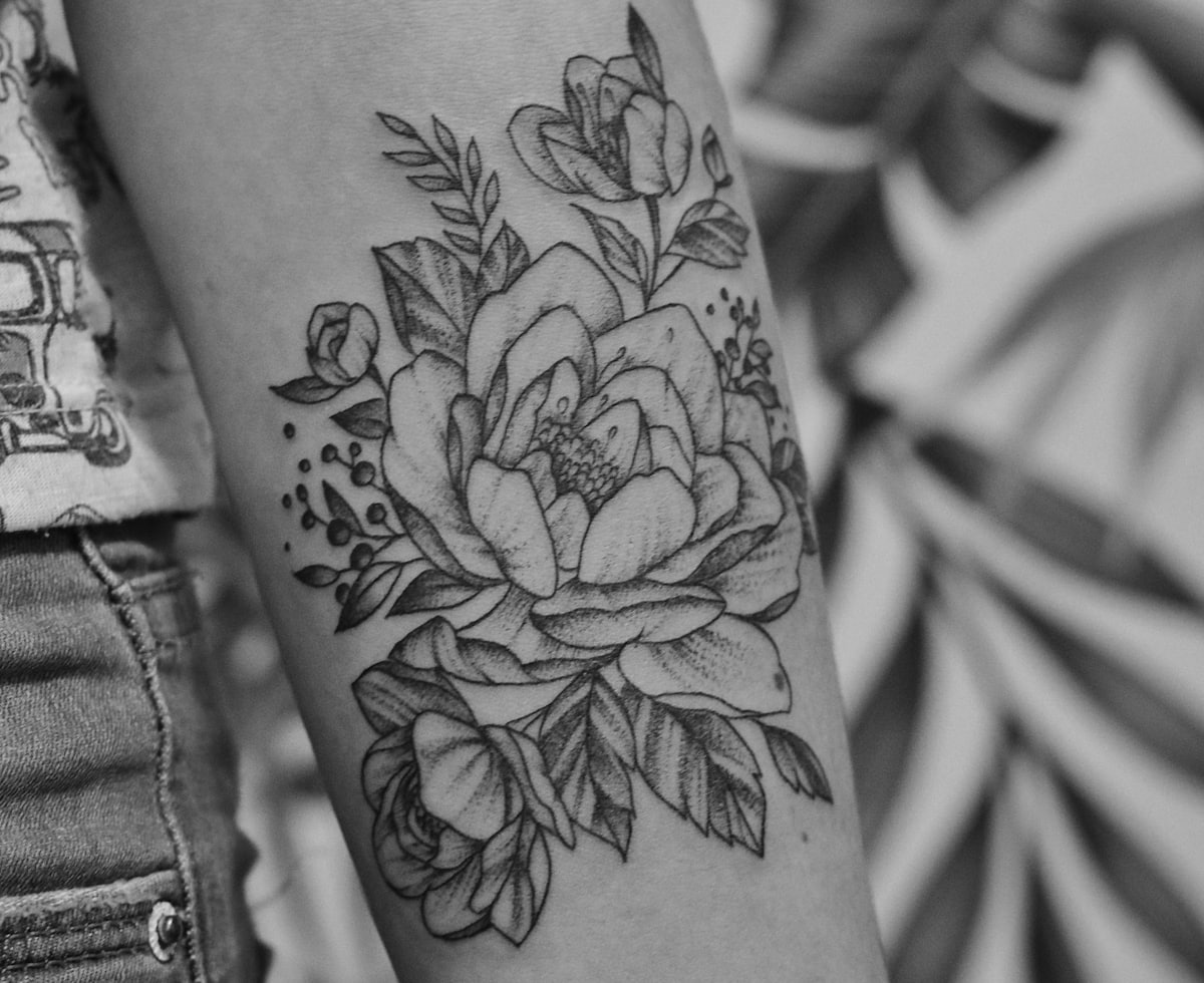 Después: brazo con una pieza floral nueva en tinta negra