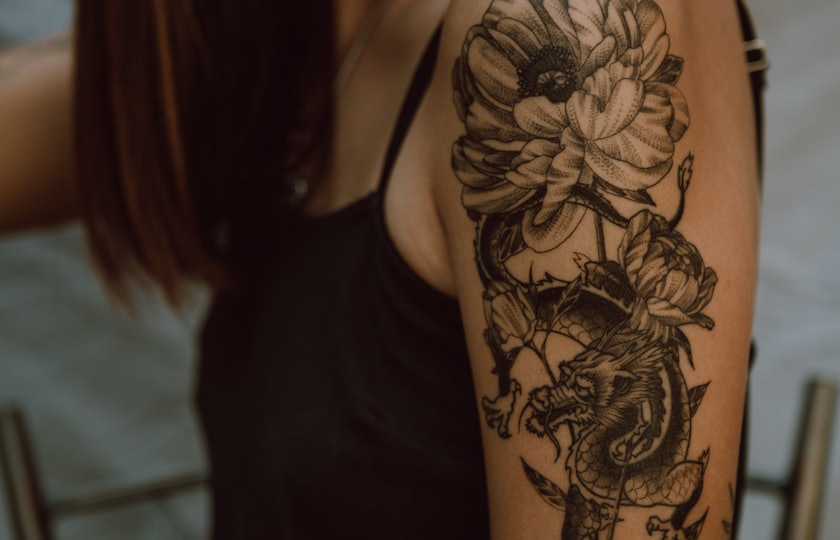 Mujer con un tatuaje floral en el hombro