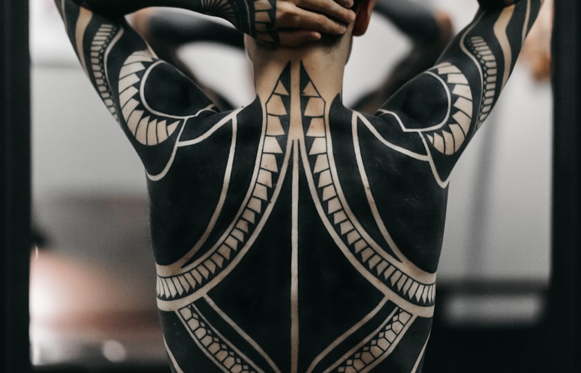 Espalda con un tatuaje ornamental en tinta negra