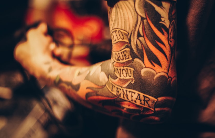 Antebrazo tatuado con lettering de estilo tradicional