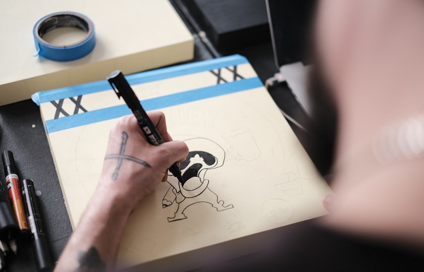 Mano dibujando a mano un boceto sobre papel