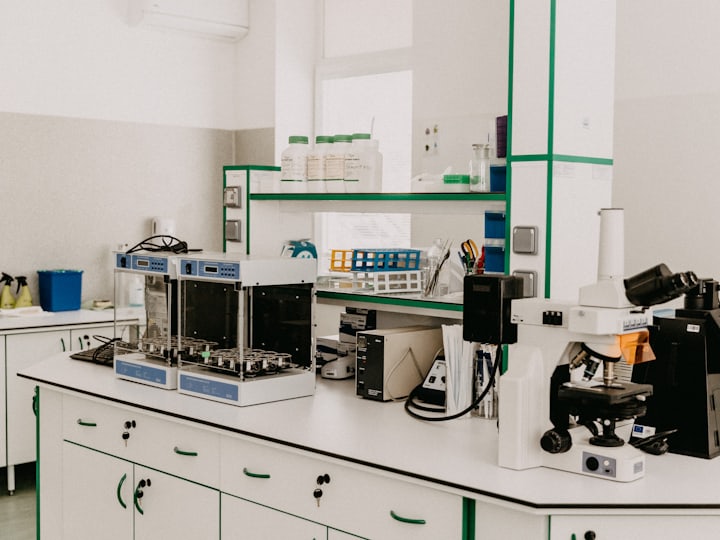 Laboratorio de análisis con microscopio y equipos de diagnóstico